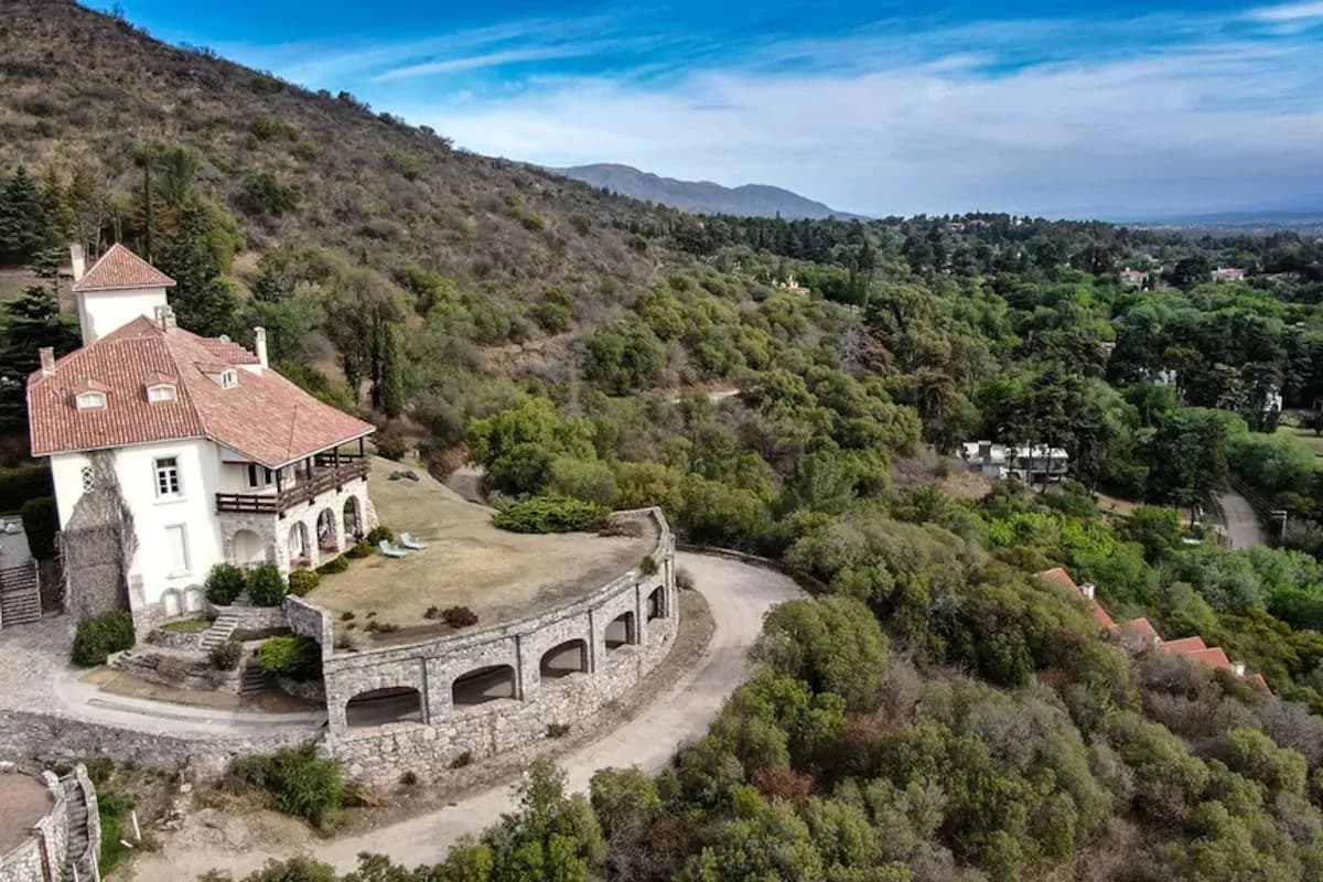 Venden por US$3,1 millones un histórico castillo en las sierras de Córdoba con 16 habitaciones y casi 10 hectáreas