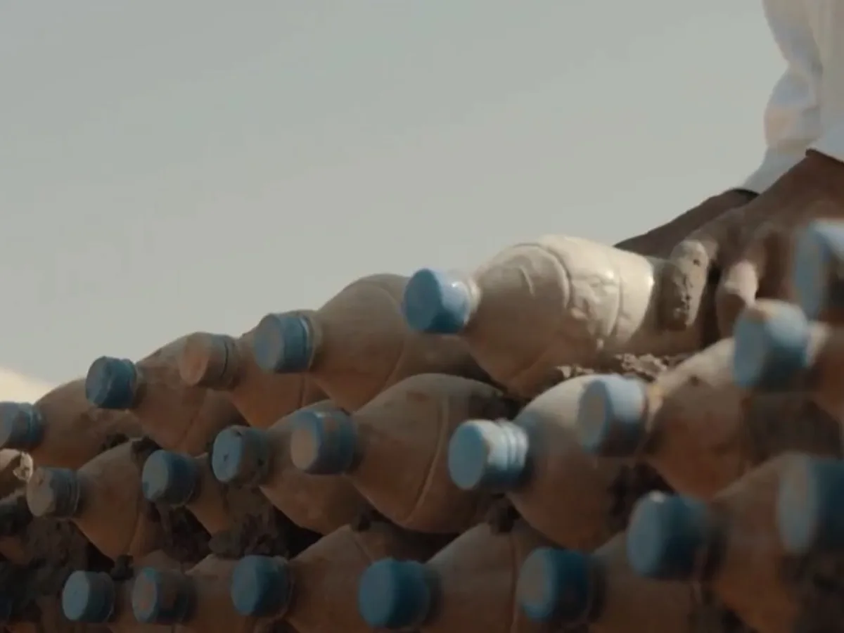 Un ingeniero saharaui construyó 25 casas en el desierto con botellas llenas de arena
