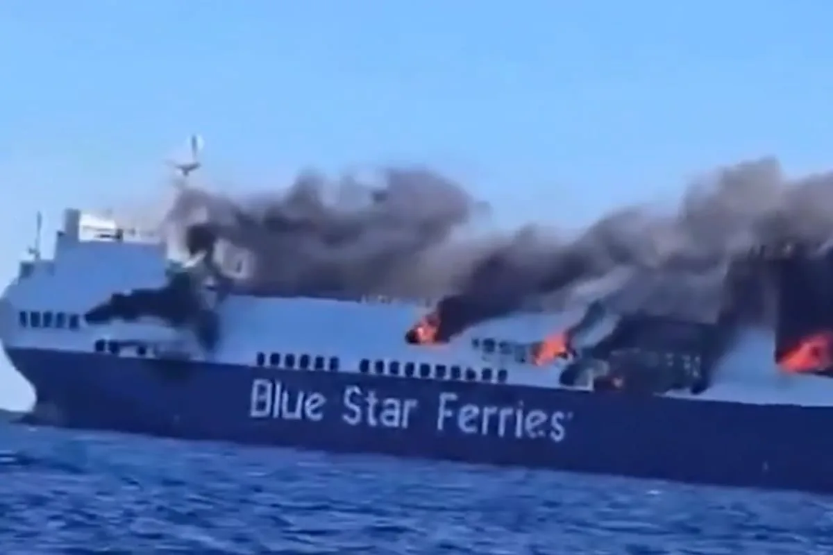 Impactante incendio de un ferry frente a una isla griega: evacuaron a 29 personas