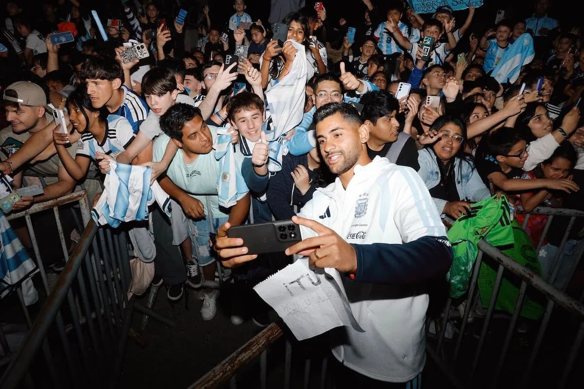 La selección argentina llegó a Córdoba entre ovaciones, entradas agotadas y expectativa por el regreso al Kempes