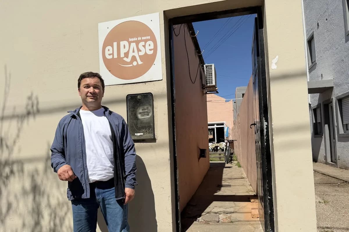 Trenque Lauquen: el hombre que enseña a coser pelotas a los presos para que no vuelvan a caer