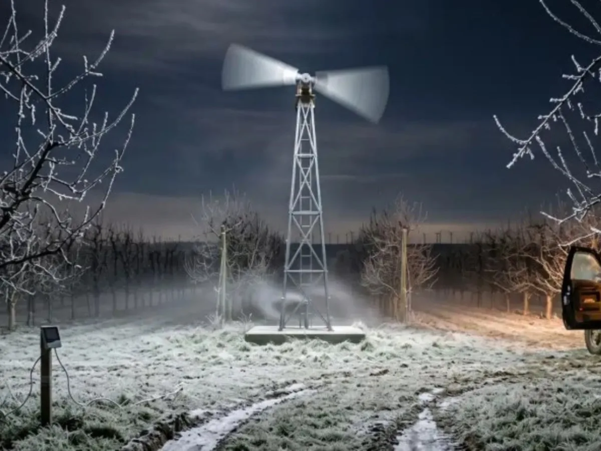 Productores de duraznos colocaron un ventilador de 4,5 metros en una torre para hacer descender aire caliente y salvar la cosecha del frío, mientras en un parque eólico hacían lo mismo a kilómetros de distancia