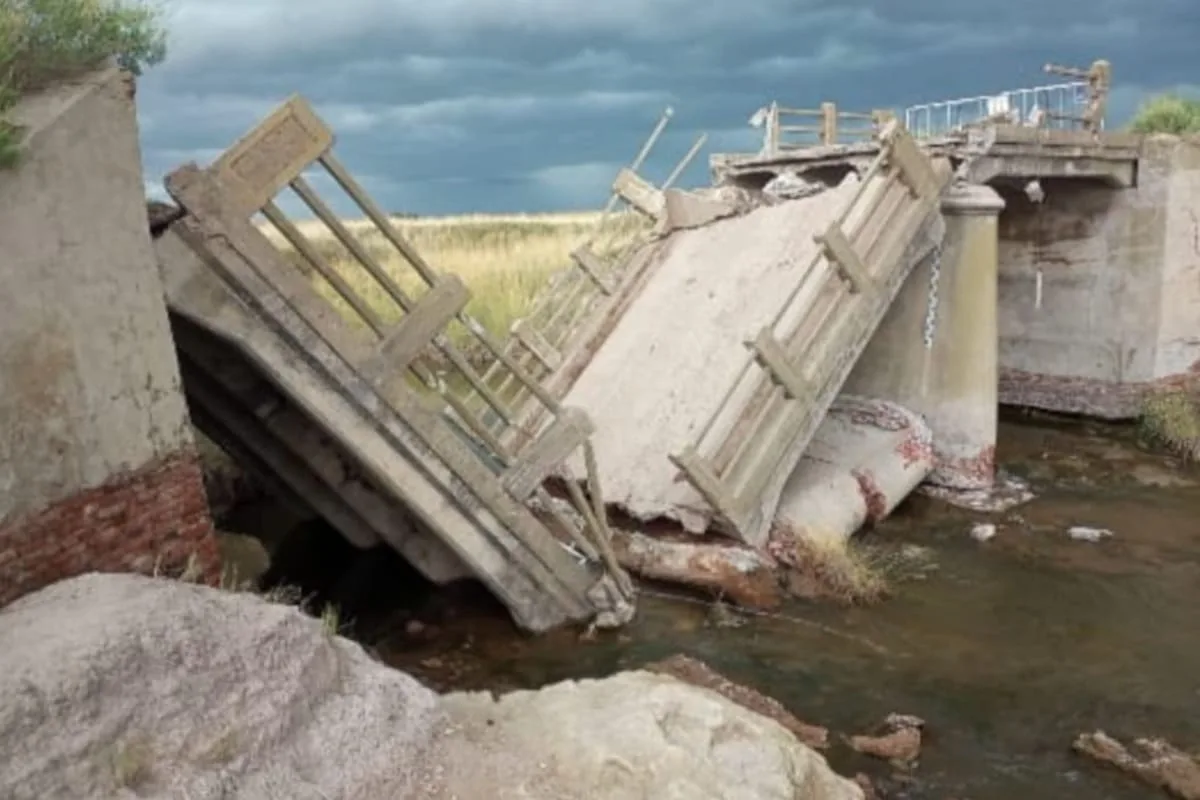 “Impotencia y bronca”: se cayó un puente de 1930 y llevan 220 días sin poder circular