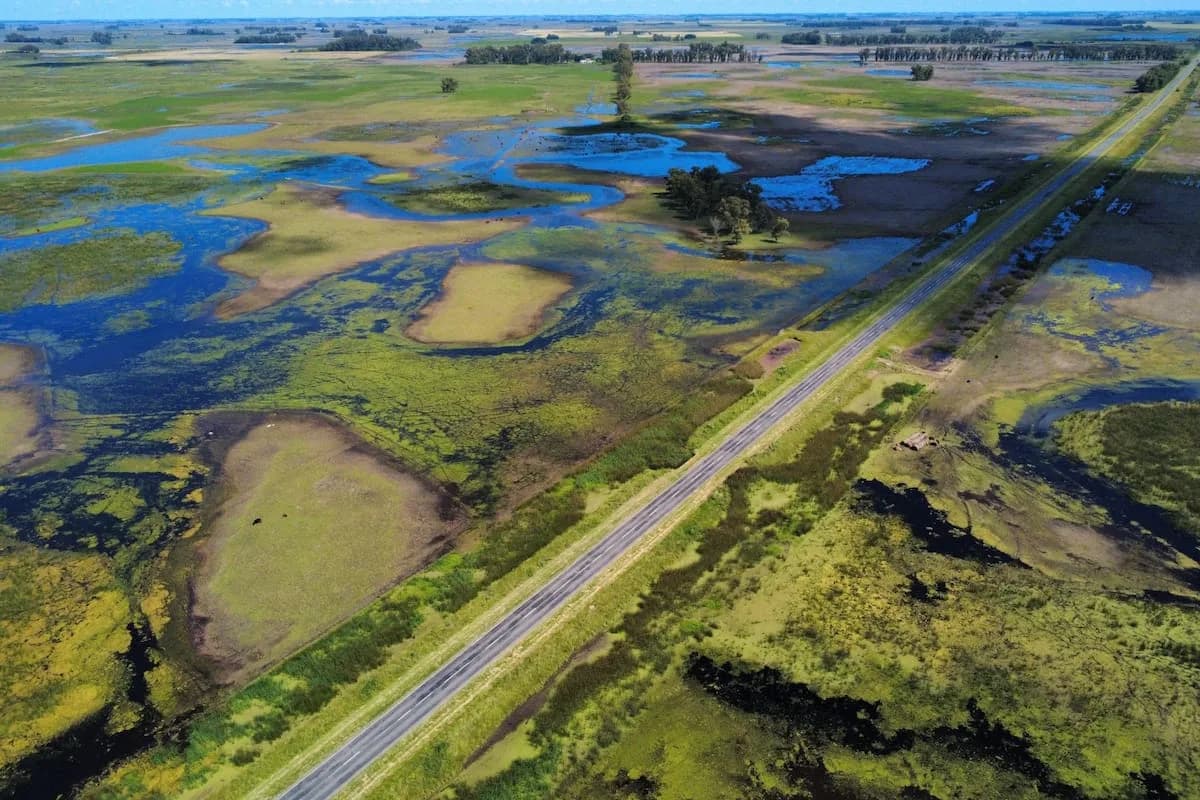 Polémica en Buenos Aires por la ley que usa fondos de caminos rurales para obras hídricas