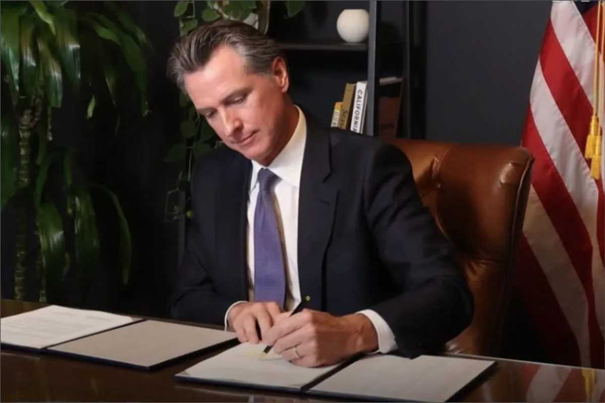 Newsom firma en California una ley que suspende la licencia de conducir por seis años