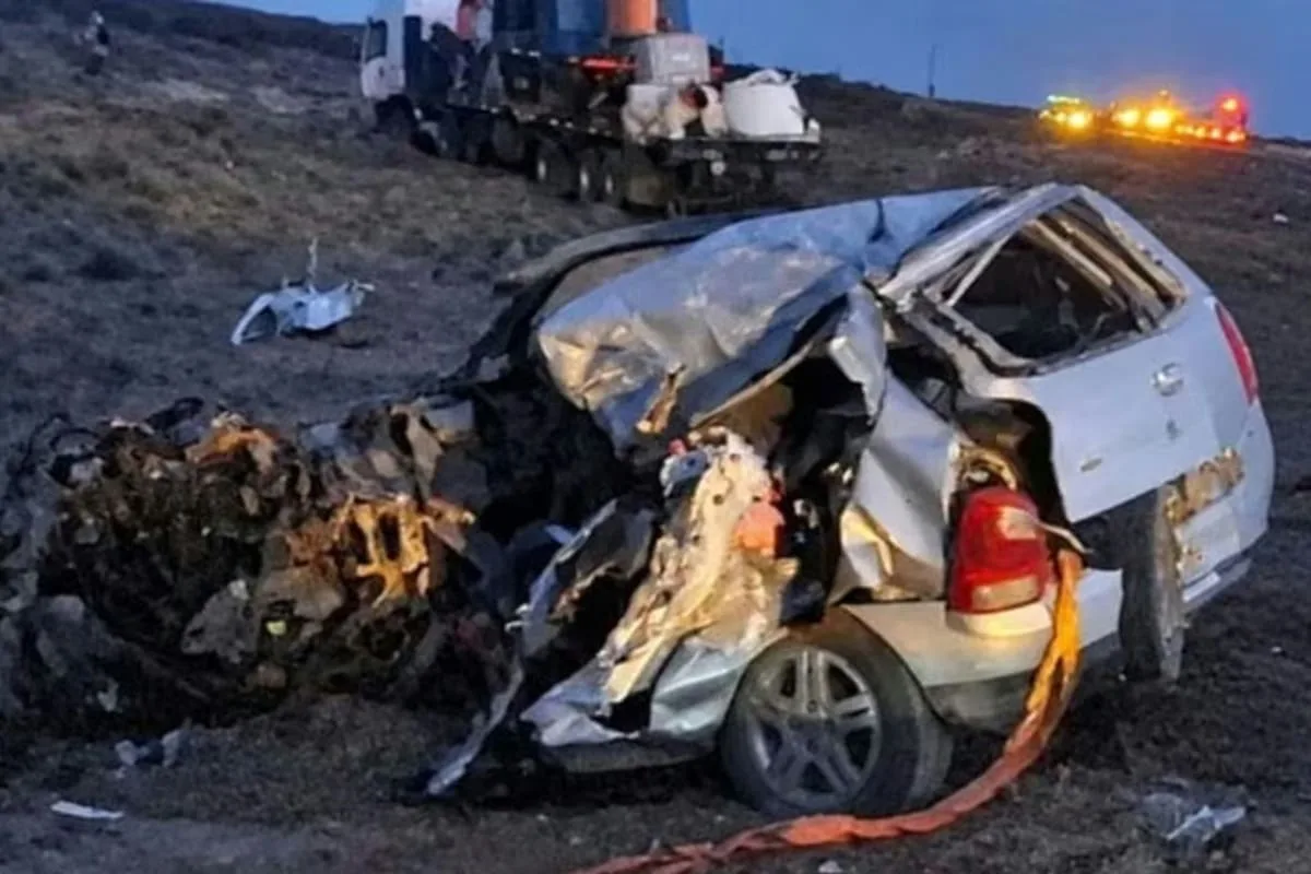 Un auto chocó de frente contra un camión en la ruta 3: murieron dos hermanos