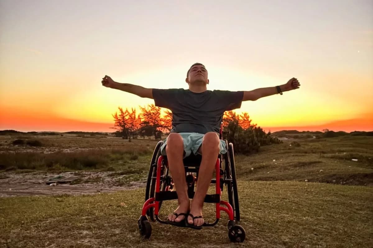 Javier Arias, el chileno que recorre Sudamérica en silla de ruedas: ya pasó por Argentina y está en Brasil