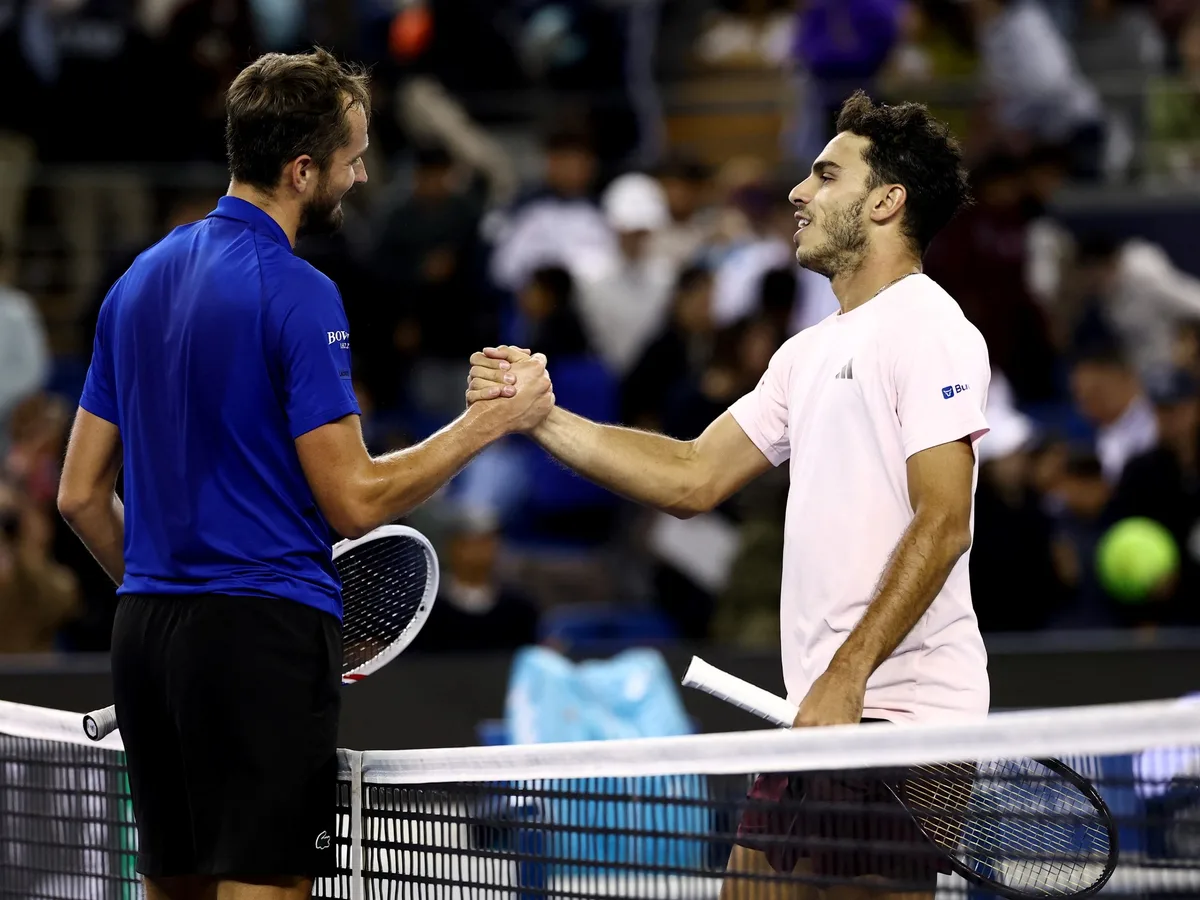 Fran Cerúndolo chocó con el muro de Medvedev en el ATP 500 de Beijing: no pudo imitar a Guillermo Coria y Juan Martín Del Potro