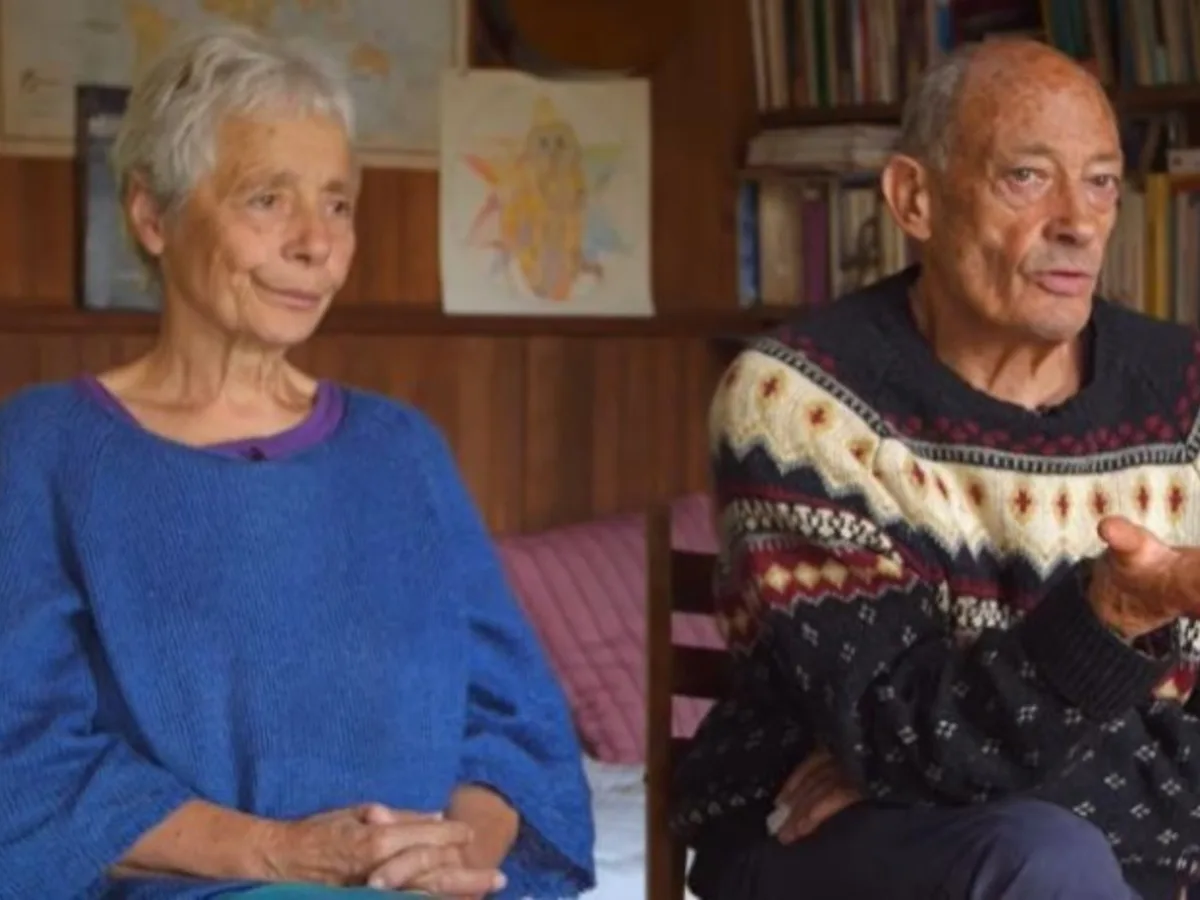 La pareja que lleva viviendo de forma autosuficiente hace 50 años: "Consumimos 3 kilovatios hora al día y no nos falta nada"