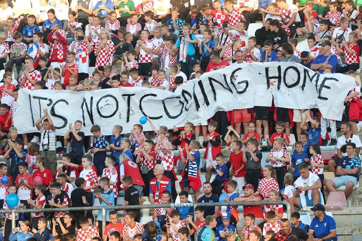 Inglaterra goleó a Croacia de visitante en un marco singular: el estadio debía estar vacío, pero se llenó de niños por una exención otorgada por la UEFA