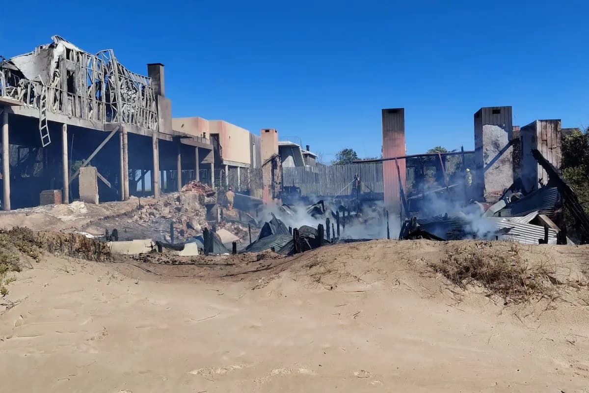 Un gran incendio destruyó dos casas frente al mar en José Ignacio: una estaba en medio de un conflicto judicial