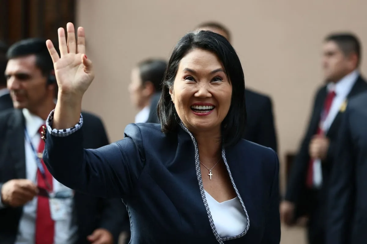 Keiko Fujimori prohíbe el maquillaje y reinstala las expulsiones en las escuelas de Perú