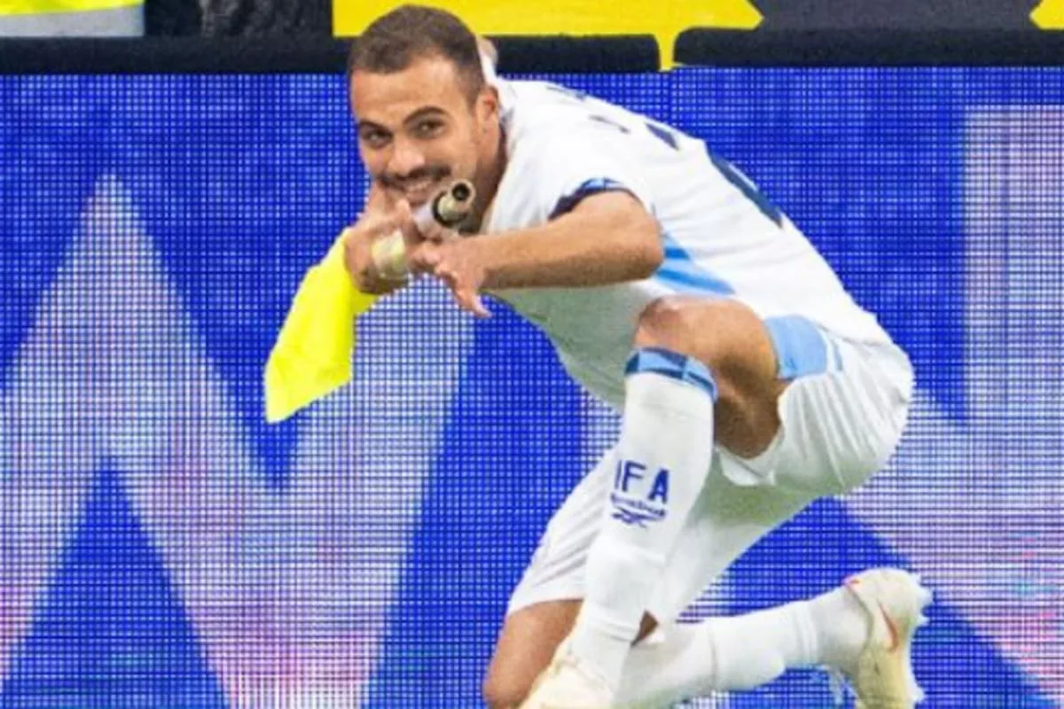 Un futbolista de Israel fue expulsado tras hacer el gesto de un arma de fuego con el banderín de córner