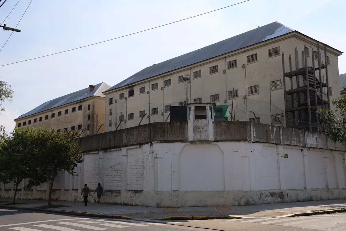 El Gobierno lanzó el operativo para vaciar la cárcel de Devoto y trasladar a los presos a Marcos Paz
