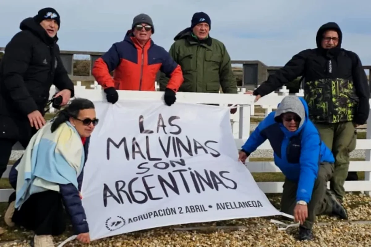 Una réplica de la bandera de Malvinas que exhibió la selección llegó a las islas junto a un grupo de excombatientes