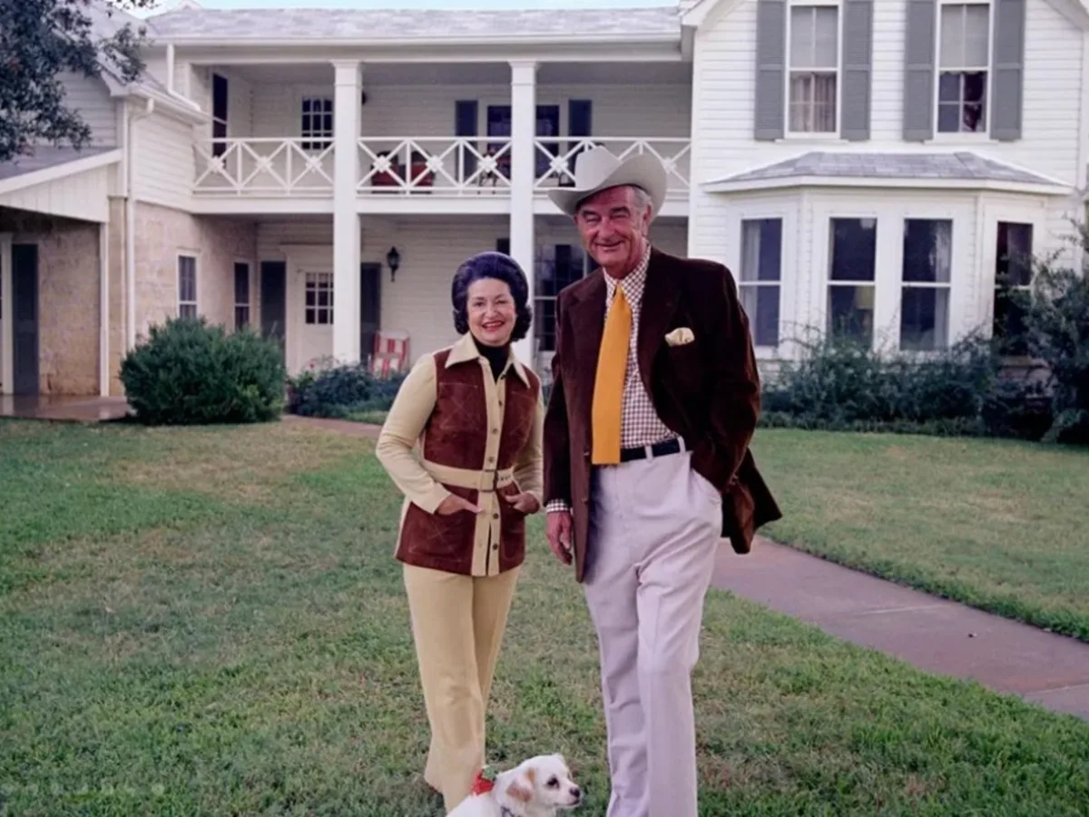 En 1972, Lyndon y Lady Bird Johnson donaron la Casa Blanca de Texas y unos 600 acres al gobierno estadounidense, pero conservaron los derechos vitalicios; ella continuó viviendo allí hasta 2007