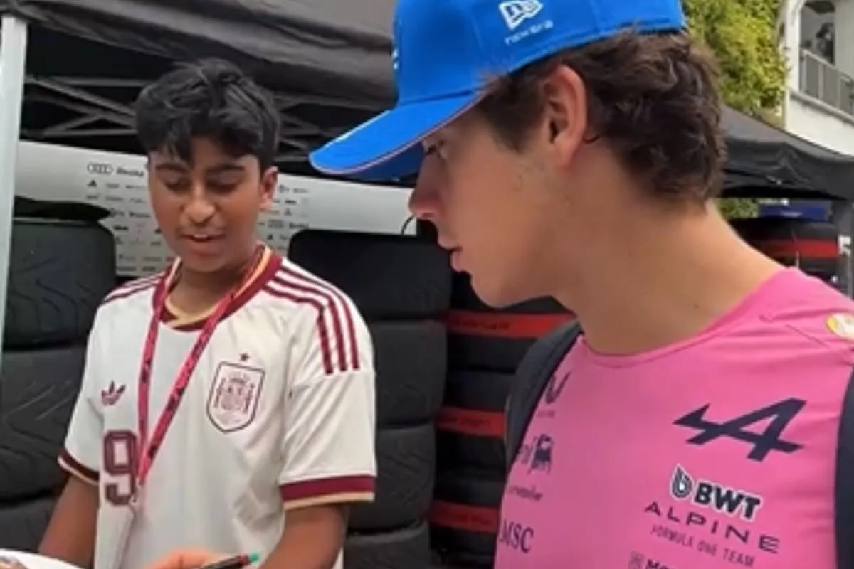 Colapinto llegó a Singapur y cruzó a un fan con la camiseta de España: "Esa remera está mal"
