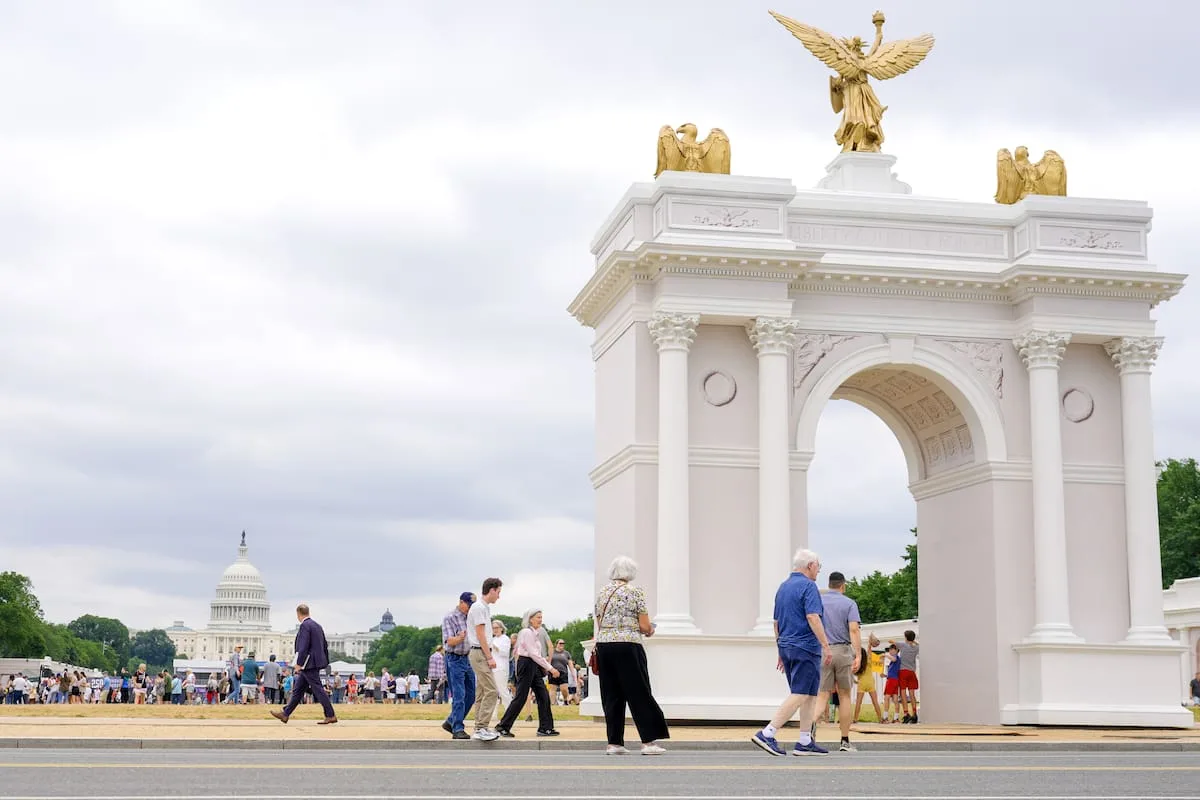 Trump sorprendió y anunció que su faraónico arco del triunfo en Washington tendrá una función militar