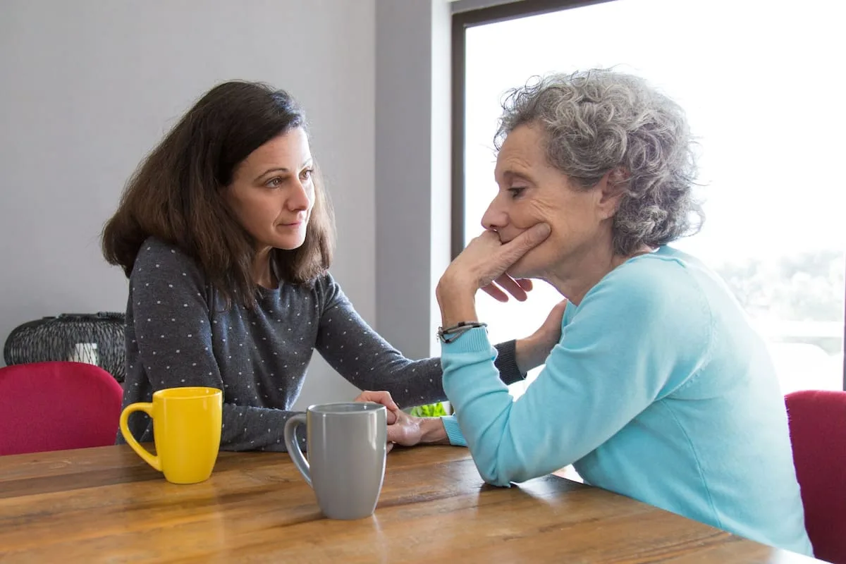 Qué significa desviar la mirada al hablar, según la psicología