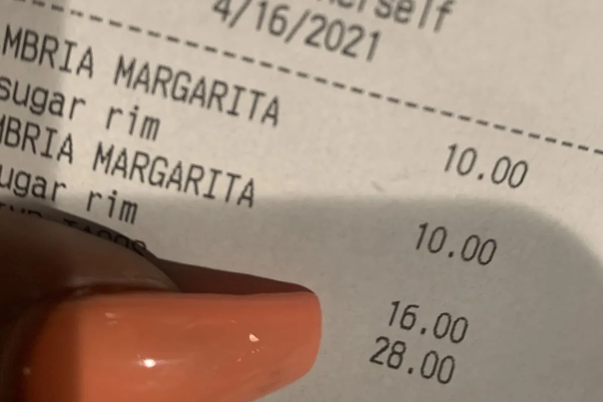 Una mujer fue a un bar en Estados Unidos y estalló por lo que el mozo escribió en el ticket
