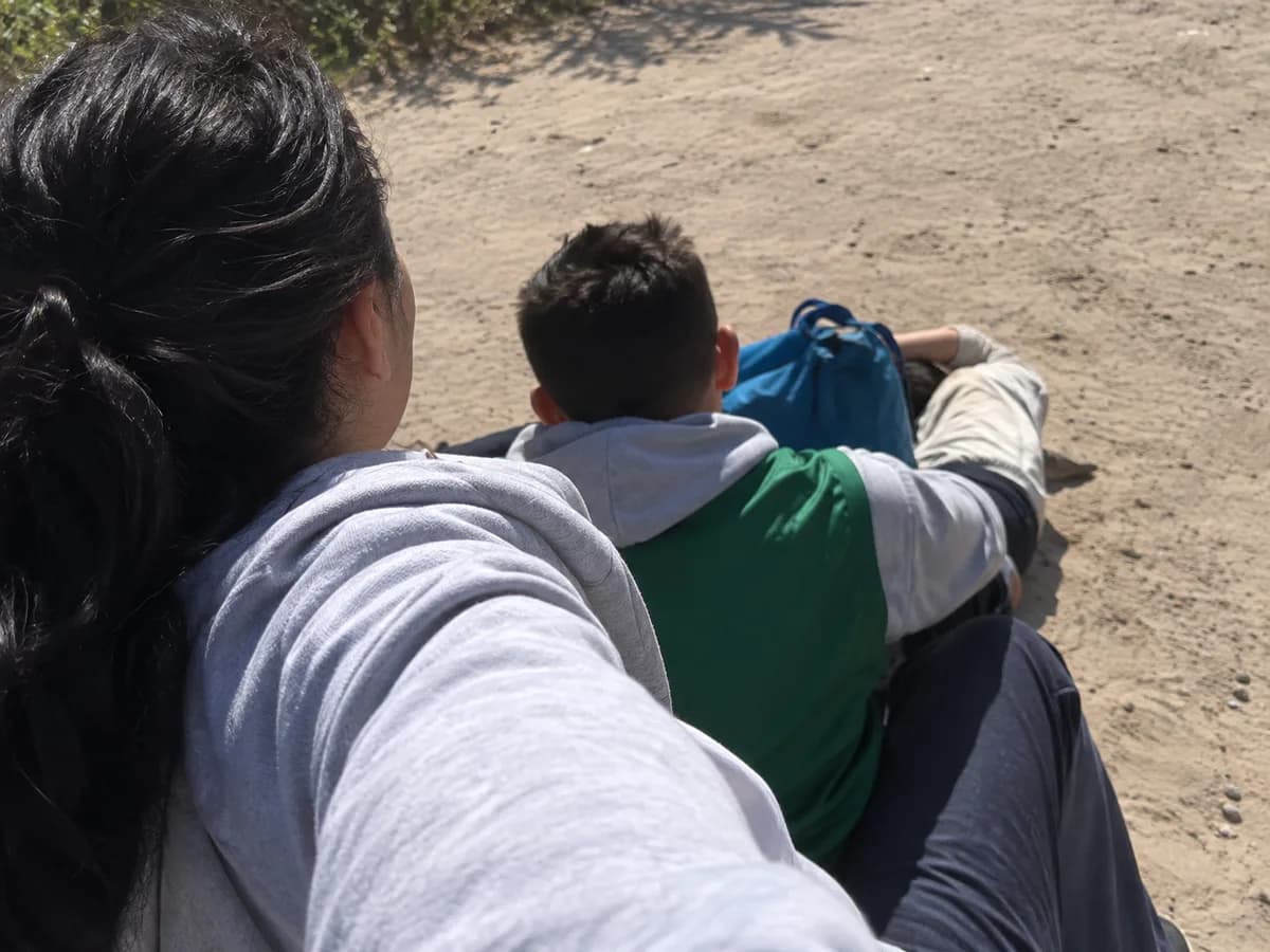 Indignación en Berisso: una mujer filmó a un nene al volante a toda velocidad