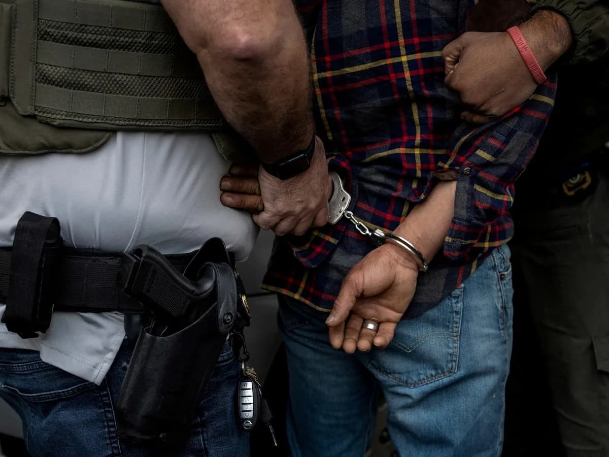 La maquinaria de deportaciones de Trump se expande: con más recursos y financiamiento, así cambiaron los arrestos y operativos migratorios de ICE