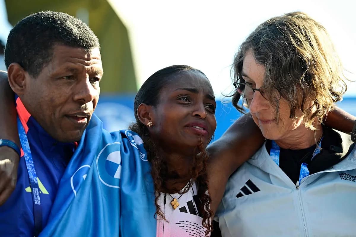 Tigst Assefa ganó la Maratón de Berlín por tercera vez, pero una lesión la dejó sin récord