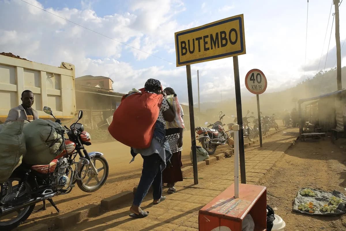 Miles huyen de un campamento afectado por el ébola y crece la alarma por una propagación fuera de control