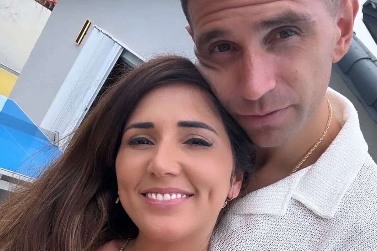Dibu Martínez reapareció tras la operación de mandíbula: la foto y el mensaje de Mandinha