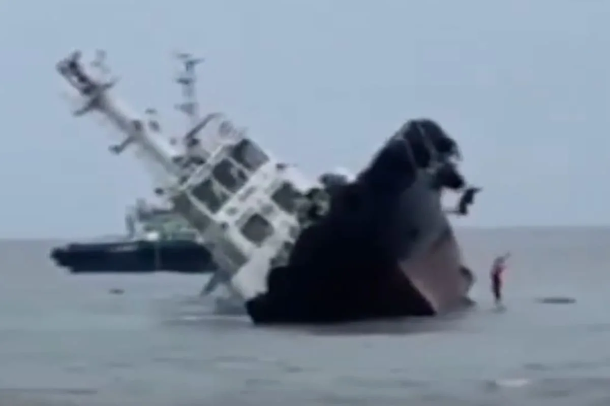 VIDEO: un barco se hundió en la costa de Filipinas y la tripulación saltó al mar para salvarse
