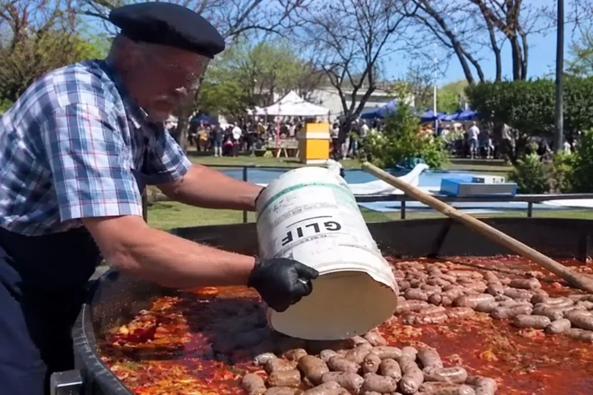 Usaron un bidón de glifosato para cocinar chorizos a la pomarola en la fiesta de un municipio bonaerense