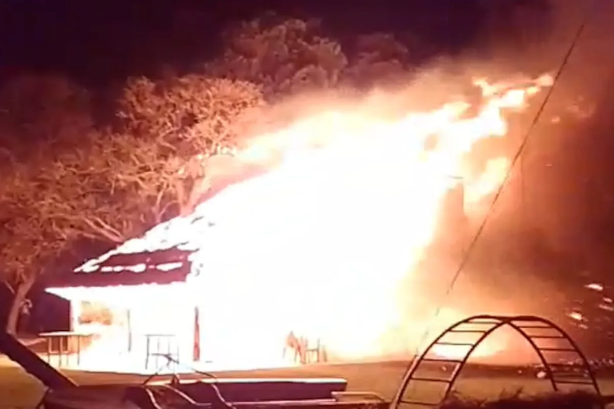 Un feroz incendio consumió un sector de quinchos del Club Náutico de Olivos