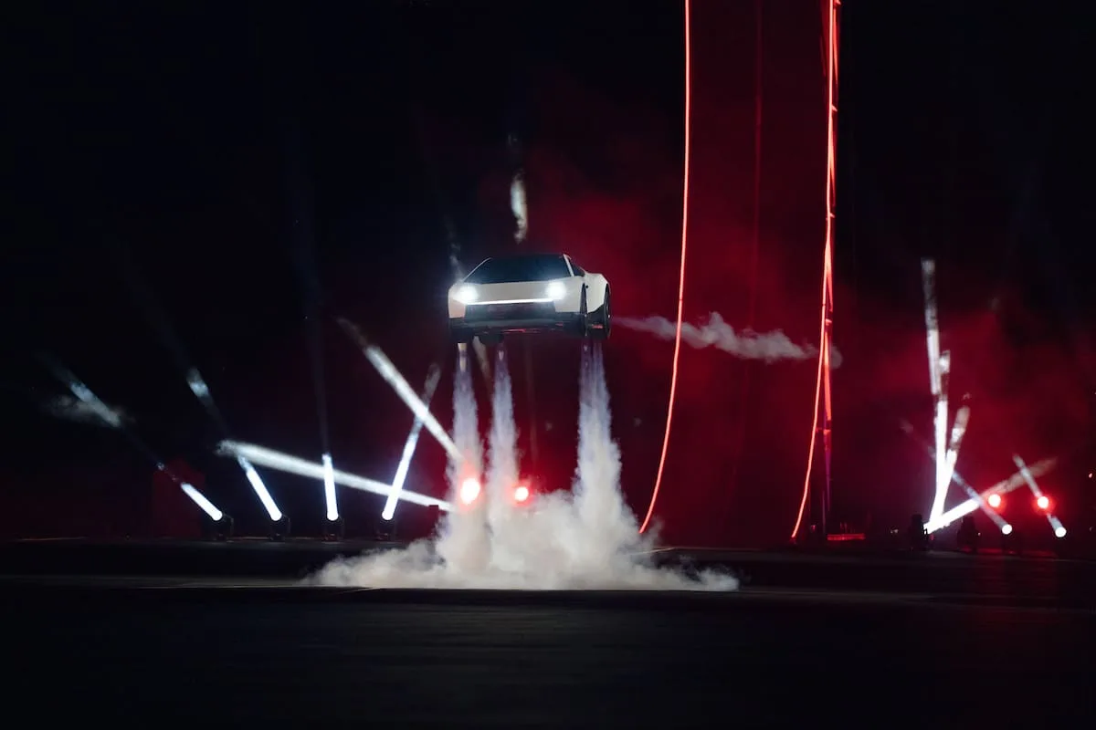 Tesla presentó el nuevo Roadster: vuela, acelera de 0 a 100 en 0,81 segundos y llega en 2028