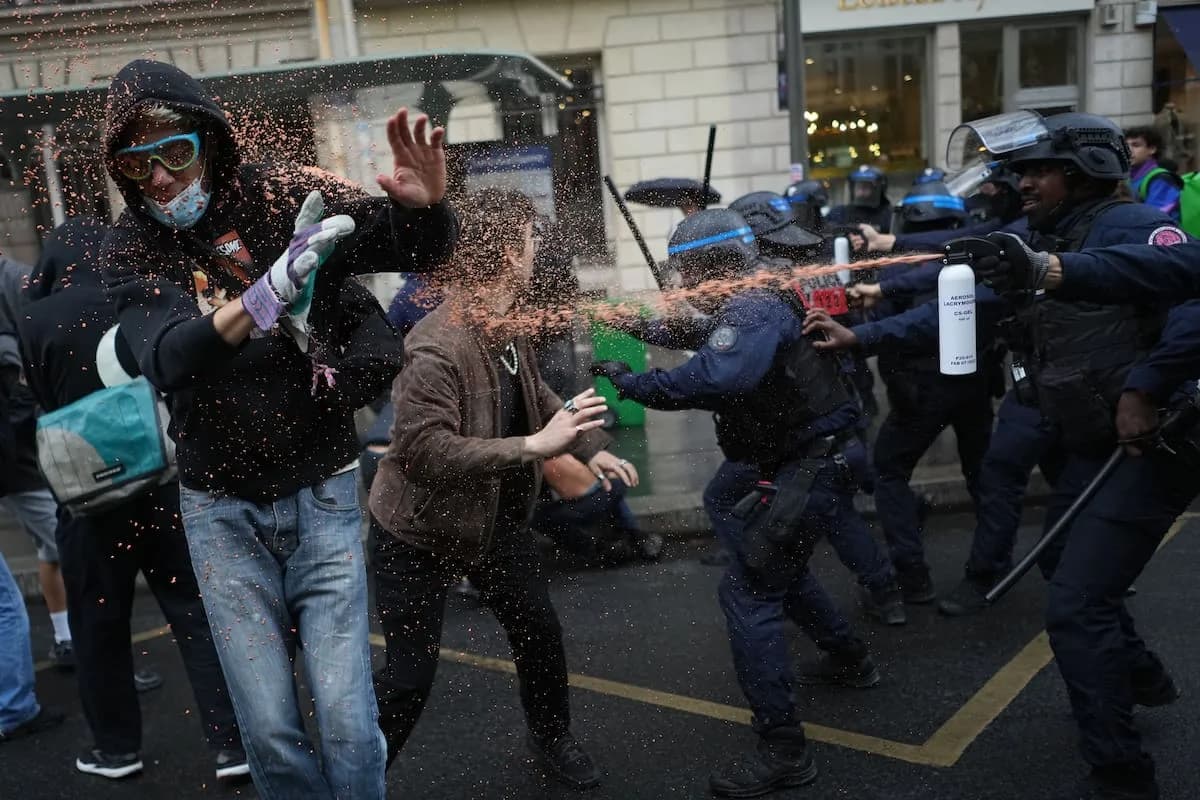 Francia suspende las granadas aturdidoras tras las protestas estudiantiles