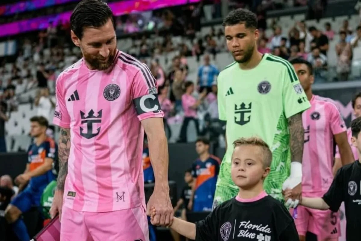 Huddy, el nene de 5 años con síndrome de Down que entró a la cancha con Messi y conoció a Beckham