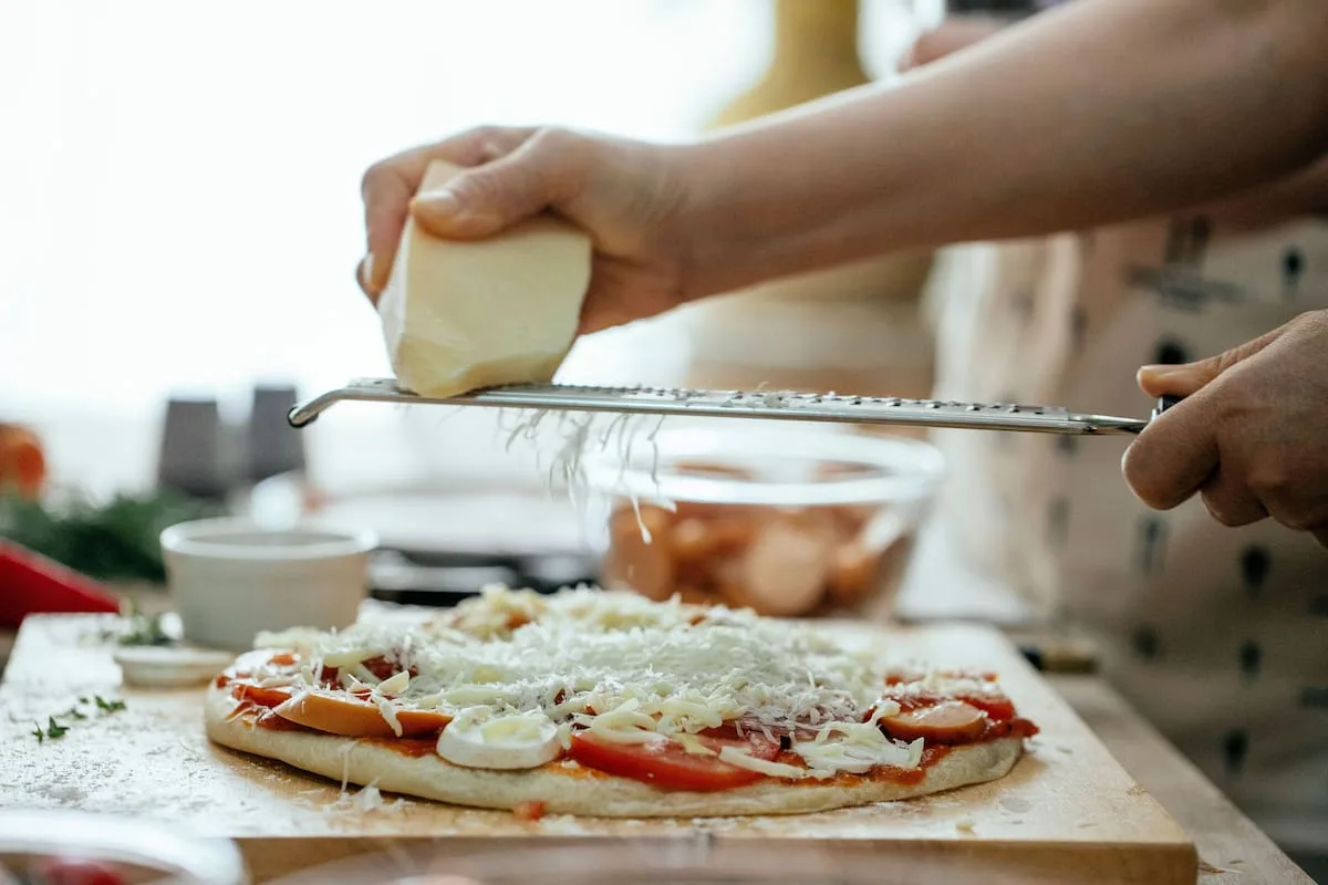 No todos sirven ni van en cualquier pizza: el queso exacto que usan las pizzerías para al molde, a la piedra y napolitana