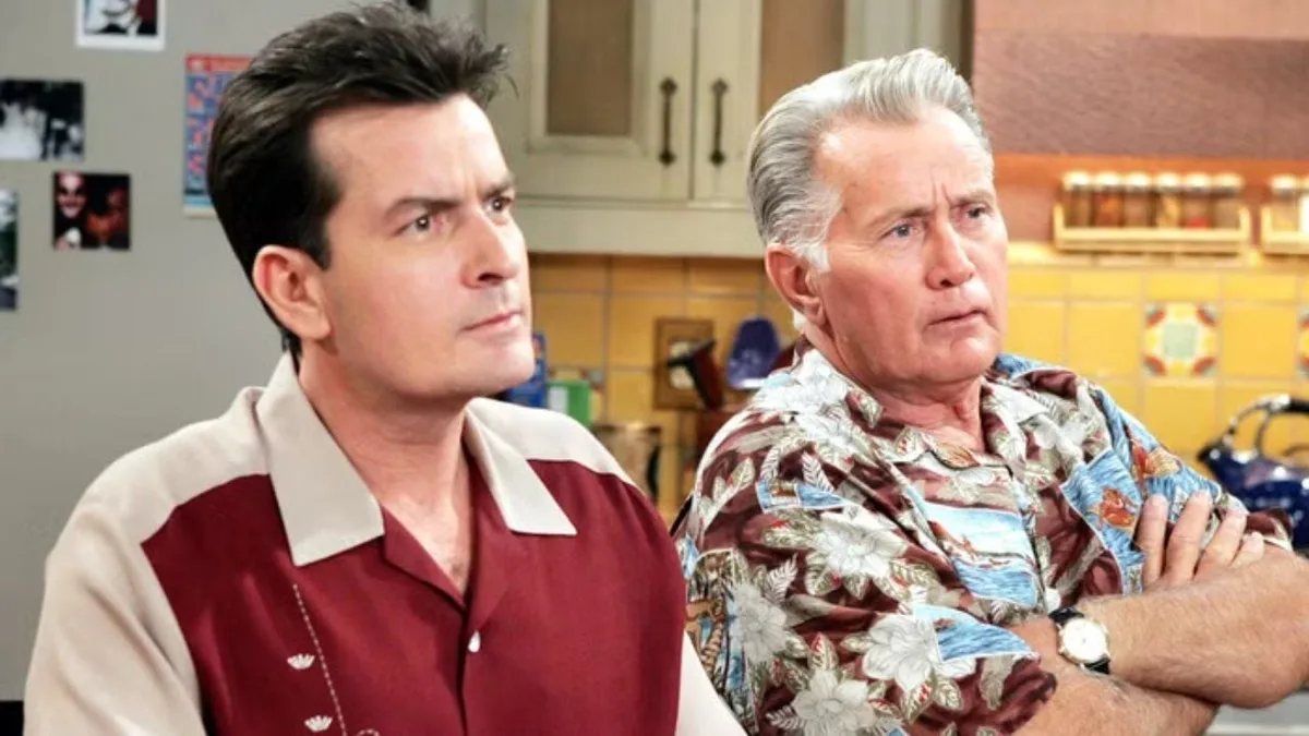 Charlie Sheen regresa a televisión y lo hace con su padre: protagonizarán una comedia con guionistas de 'Dos hombres y medio'