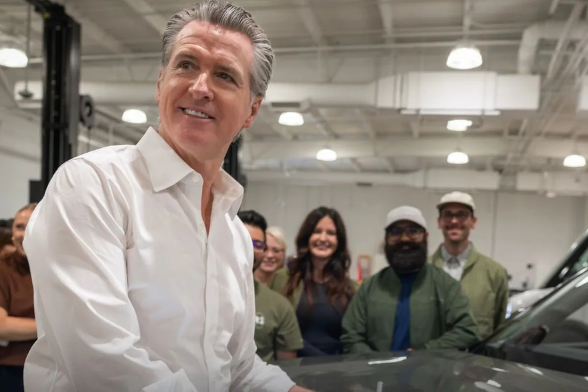 Confirmado por Gavin Newsom: el plan que beneficia a los conductores en California e involucra US$95 millones
