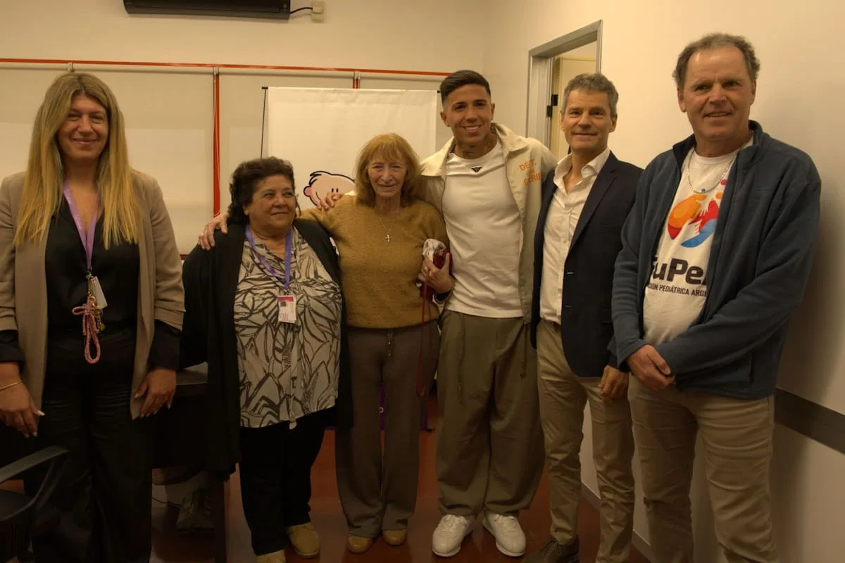 Enzo Fernández visitó el Hospital Garrahan: compartió la tarde con niños en tratamiento oncológico