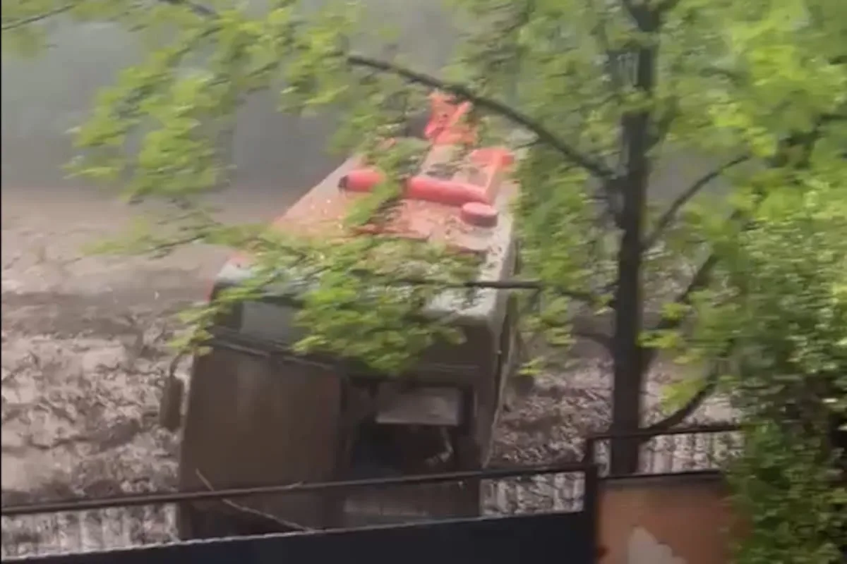 Un aluvión en Las Condes, Chile, arrastró autos y micros tras el desborde de un canal