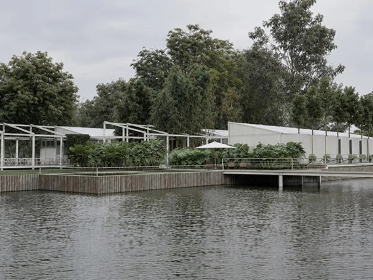 Una hostería de 1.300 m² frente a la laguna de San Miguel del Monte