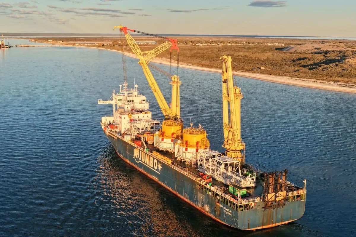 Cruzaron Ormuz: llegaron las piezas que permitirán exportar en buques gigantes el petróleo de Vaca Muerta
