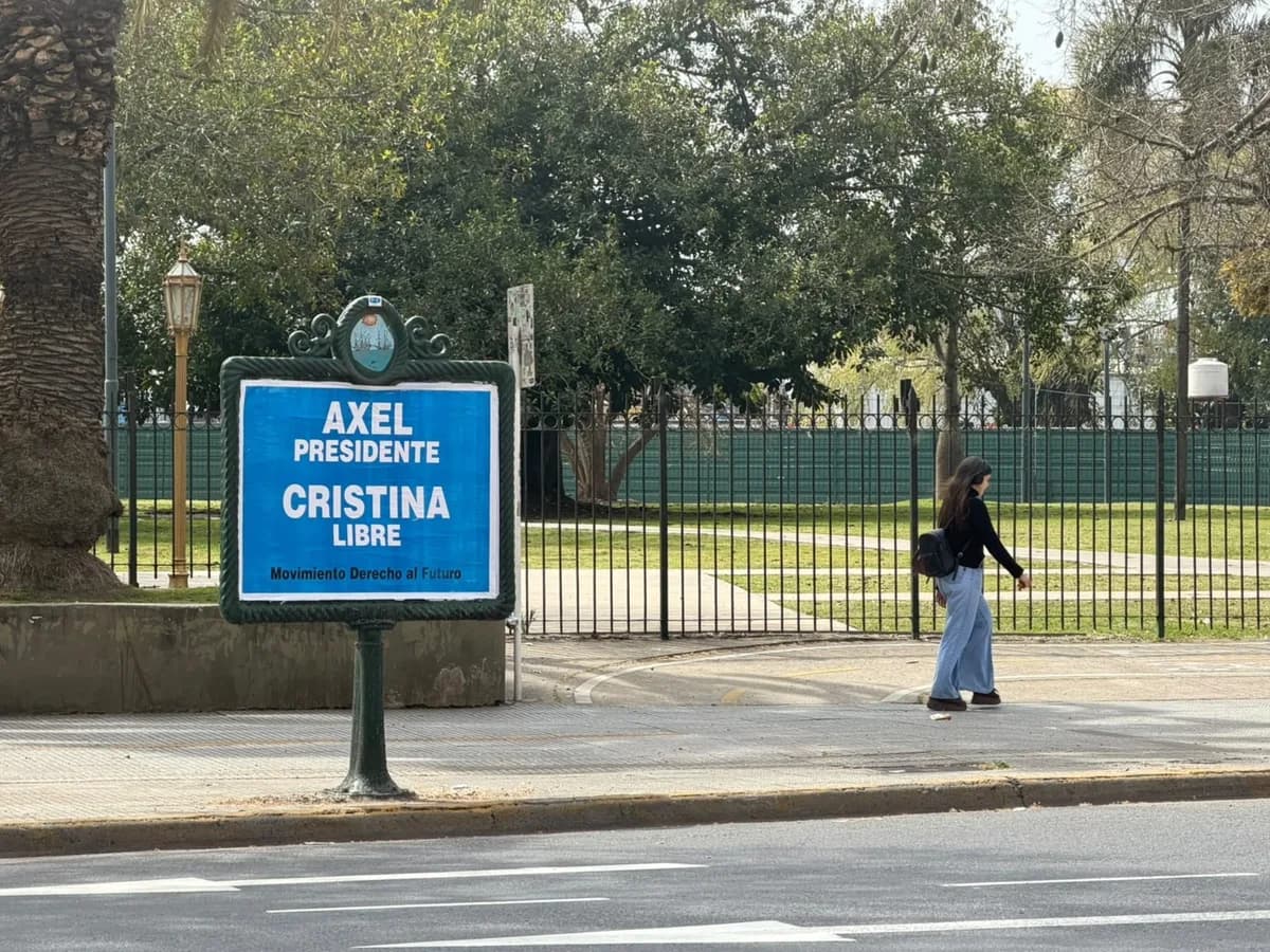Un día antes de su acto, aparecieron carteles con la leyenda "Axel Presidente, Cristina Libre" en la Ciudad: sorpresa y desmentida del gobierno de Kicillof