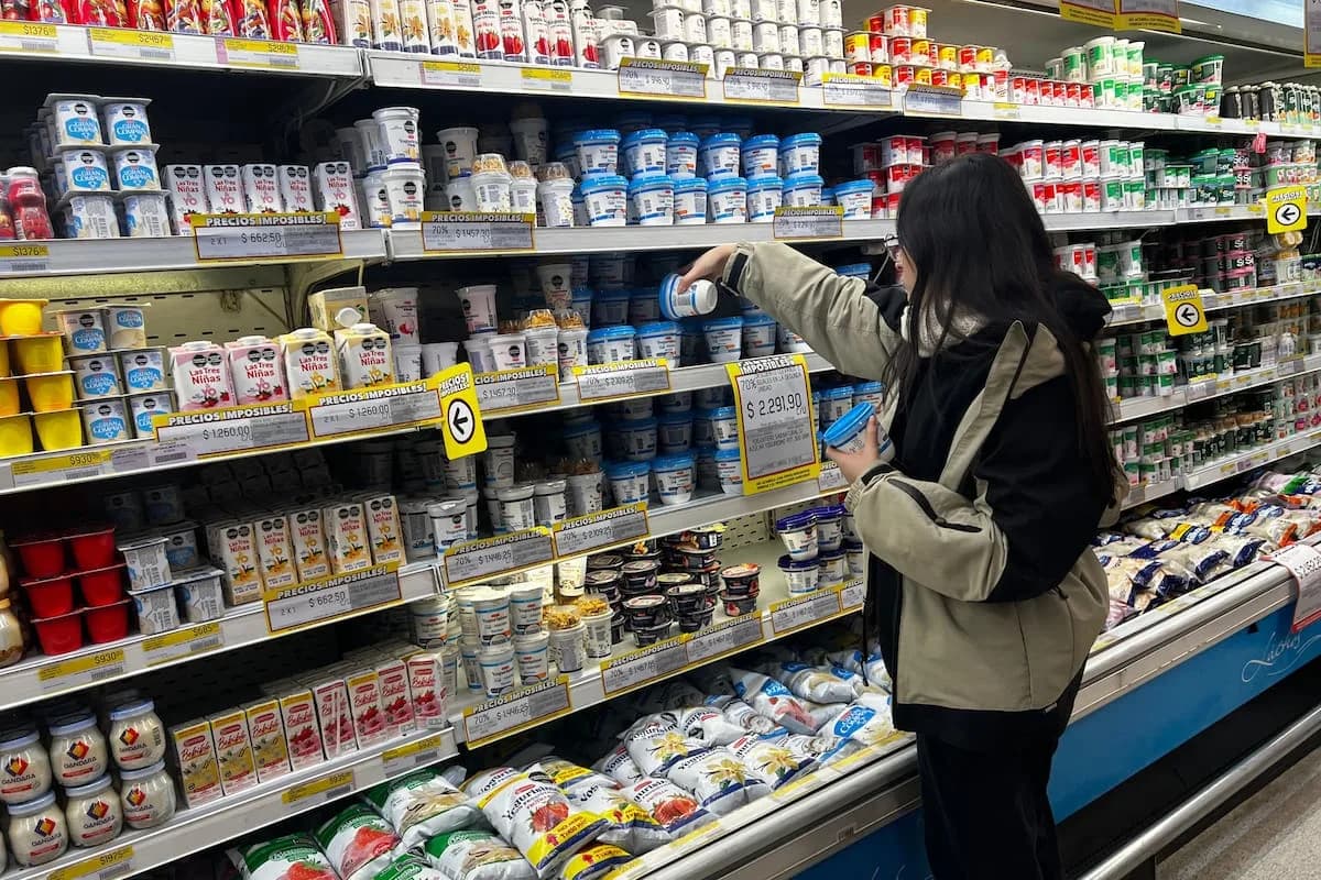 El consumo masivo cayó 1,5% en agosto y acumula una baja de 2,7% en el año