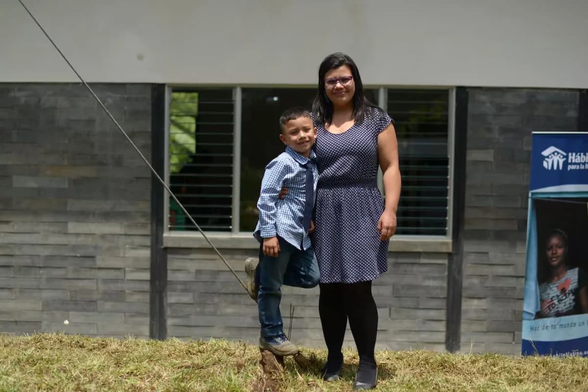 Ahorró durante una década y construyó una casa con bloques de plástico reciclado: “Mantienen la temperatura fresca cuando hace calor”