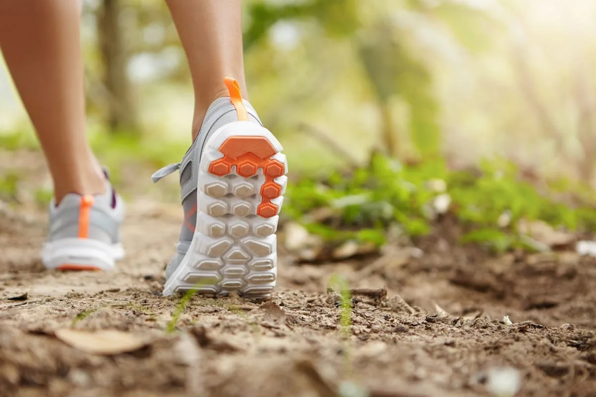 La caminata que fortalece brazos, piernas y abdomen y exige fuerza