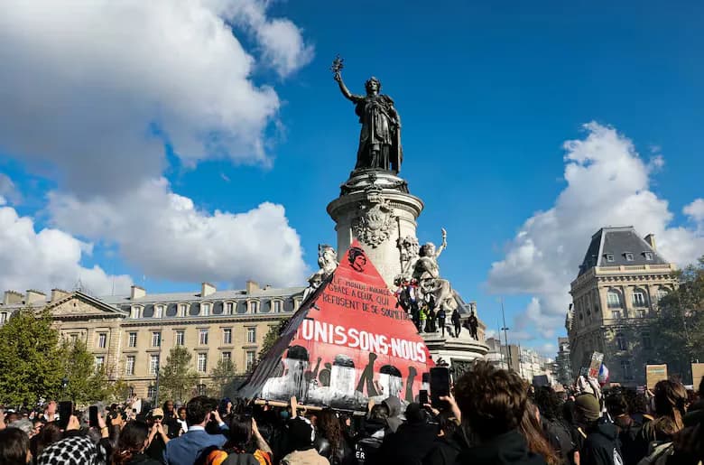 Francia, al borde del colapso: disturbios, 2.000 detenidos y un ayuntamiento incendiado