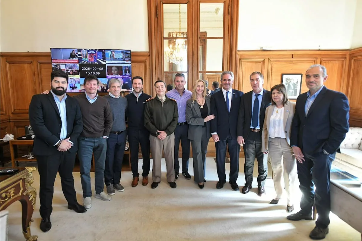 En la antesala del viaje de Milei a Francia, el Gobierno reunió a su mesa política: eje en seguridad y reforma electoral