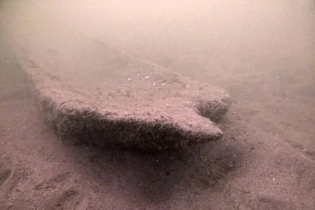 Buzo halló en un lago de Wisconsin una canoa indígena de 1000 años