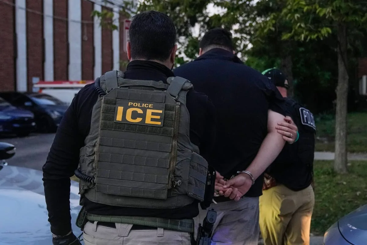 Avanza el ICE contra los latinos: cómo aumentó la detención de inmigrantes durante el gobierno de Trump
